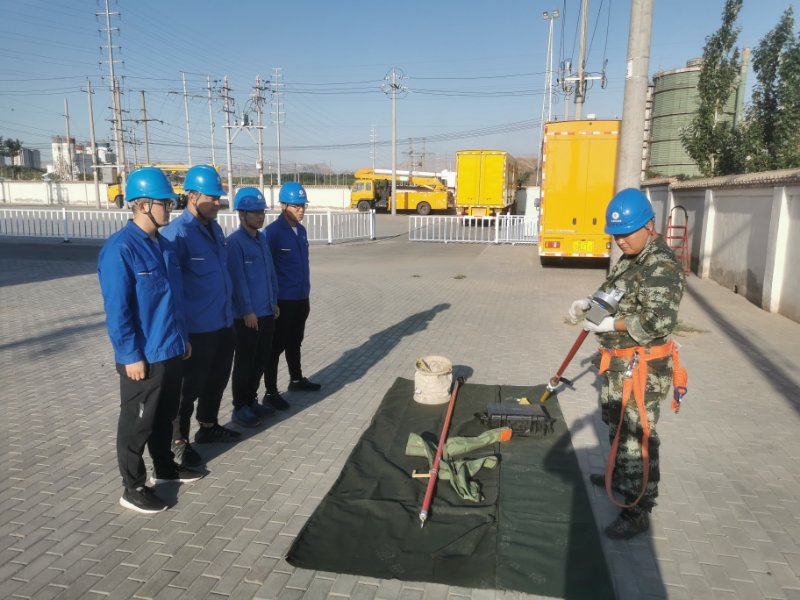烏海電業(yè)局配電帶電作業(yè)中心：現(xiàn)場培訓(xùn)求實效，技能素質(zhì)再提升