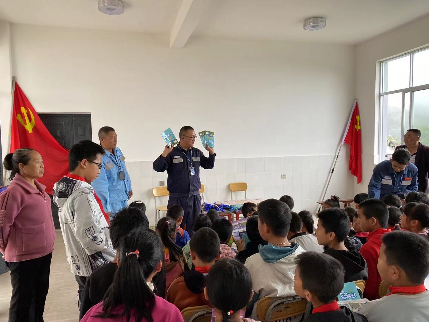 黨團聯(lián)合帶安全宣講進校園，“電”亮未來助成長