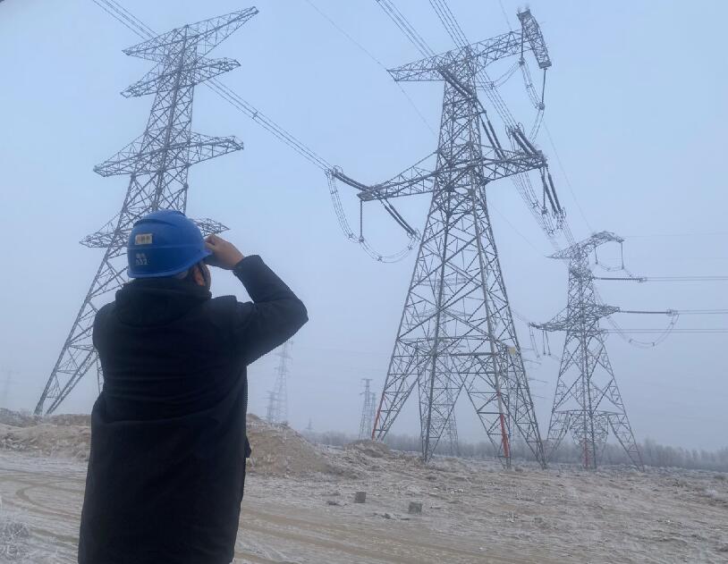 內蒙古烏海超高壓供電公司防污除閃，寒冬堅守一線