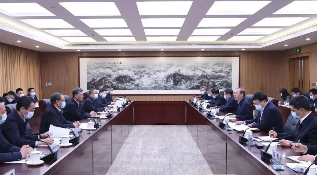 辛保安、張智剛與新疆維吾爾自治區(qū)、新疆生產(chǎn)建設(shè)兵團(tuán)領(lǐng)導(dǎo)會(huì)談