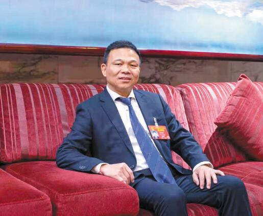 強(qiáng)電網(wǎng)優(yōu)服務(wù) 推動(dòng)城鄉(xiāng)一體化發(fā)展——訪全國(guó)人大代表、奧克斯集團(tuán)有限公司董事長(zhǎng)鄭堅(jiān)江