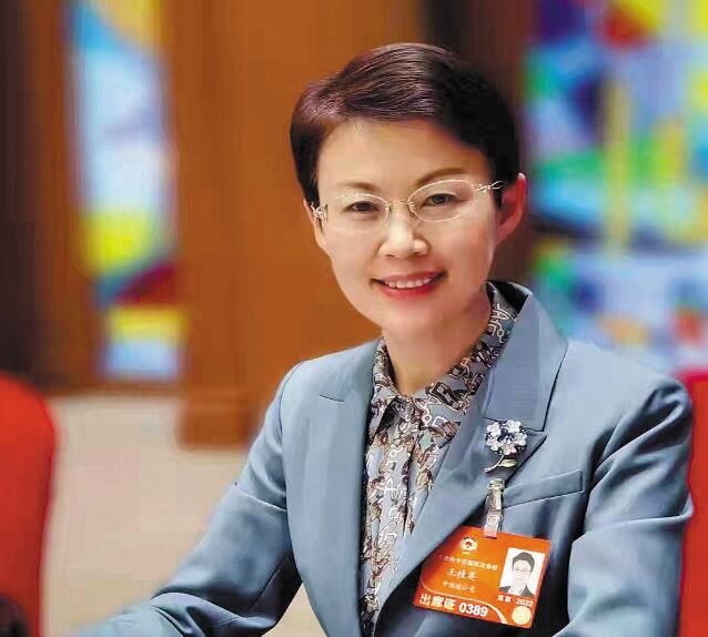 【兩會】全國政協(xié)委員王桂英：以優(yōu)質(zhì)供電服務(wù)推動(dòng)居住社區(qū) 新能源汽車充電設(shè)施建設(shè)