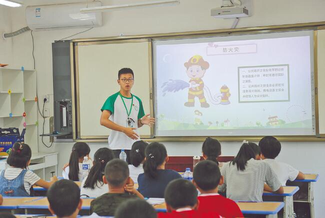 郝明?。簬椭嗳?傳遞更多溫暖