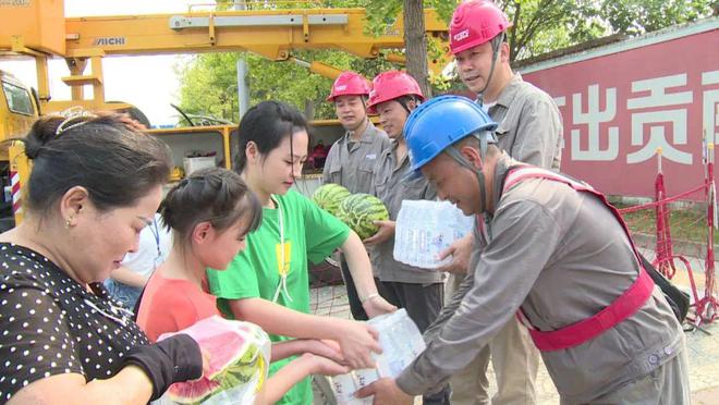 四川什邡：電力工人高溫保電忙，社區(qū)群眾熱情慰問表感謝