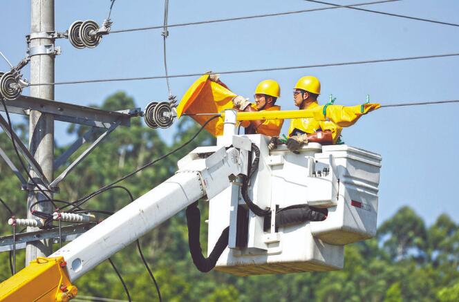 四川廣安：40攝氏度，他們帶電作業(yè)