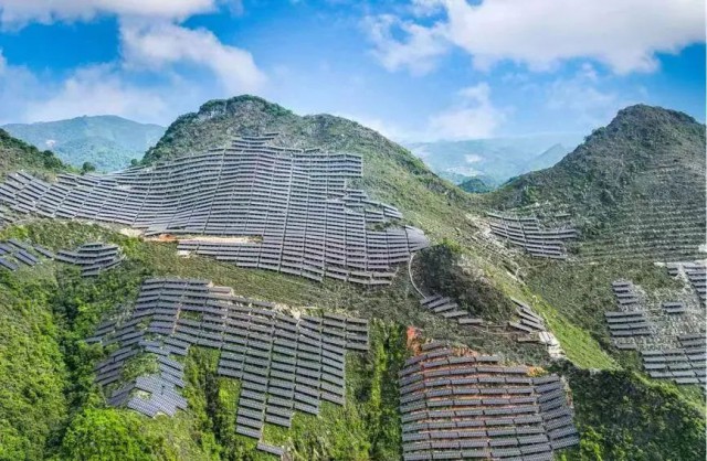全國(guó)首例！吉電股份“大容量、高坡度”集中式山地光伏項(xiàng)目并網(wǎng)