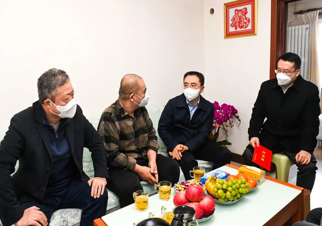 鄒磊、劉明勝走訪慰問退休老領(lǐng)導(dǎo)、勞模遺屬、困難黨員群眾