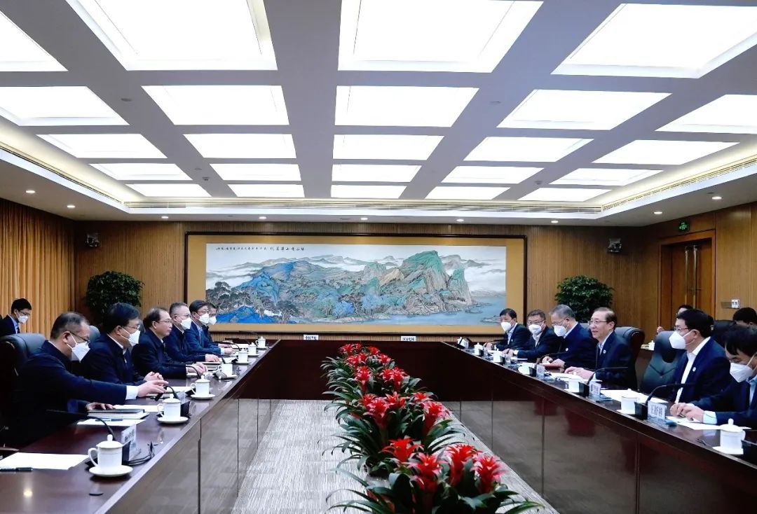 華電集團(tuán)董事長(zhǎng)江毅、總經(jīng)理葉向東與國(guó)家電網(wǎng)董事長(zhǎng)辛保安、總經(jīng)理張智剛舉行會(huì)談