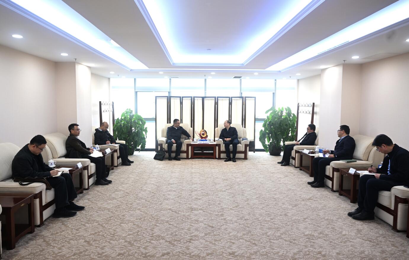 中國(guó)電建黨委常委、副總經(jīng)理徐鵬程與西藏開發(fā)投資集團(tuán)黨委書記、董事長(zhǎng)祁騰武會(huì)談