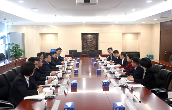 中國(guó)電建黨委常委、副總經(jīng)理王小軍與中國(guó)華電集團(tuán)黨組成員、副總經(jīng)理李旭紅會(huì)談