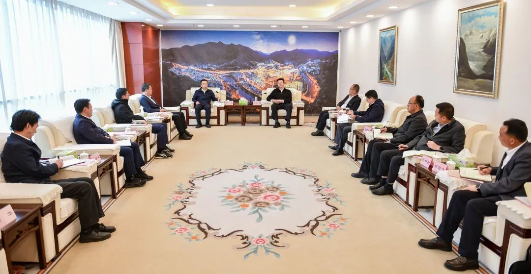 鄒磊與西藏自治區(qū)政府副主席、昌都市委書記龔會(huì)才，昌都市委副書記、市長羅慶伍會(huì)談