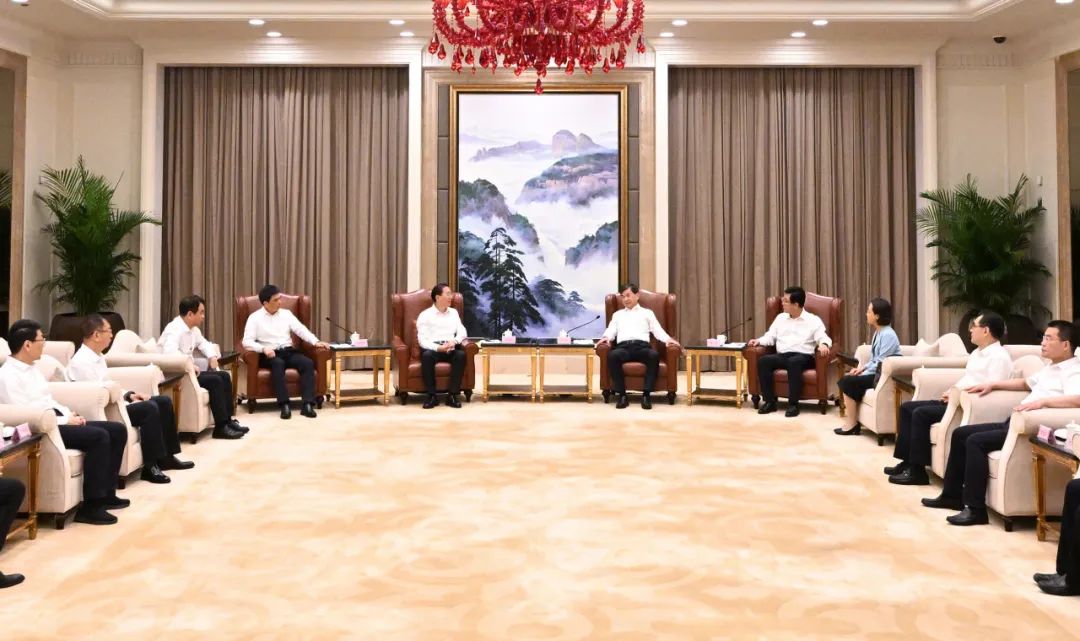國家電網(wǎng)公司董事長、黨組書辛保安與福建省委書記周祖翼、省長趙龍會談
