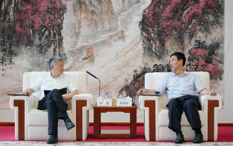 中國能建黨委副書記、總經(jīng)理孫洪水與重慶兩江投資集團黨委書記、董事長李謹會談
