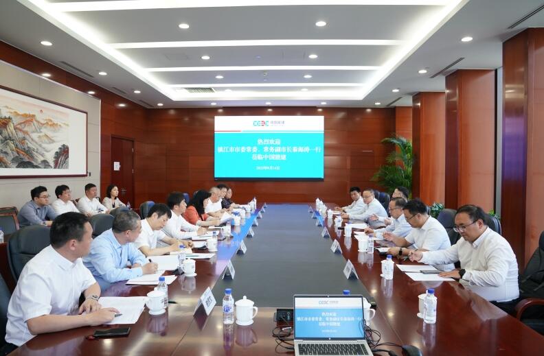 李麗娜與鎮(zhèn)江市委常委、常務副市長秦海濤會談