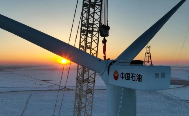 中國石油在建單體規(guī)模最大集中風電項目——昂格55萬千瓦風電項目首臺風機成功吊裝！