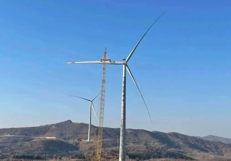 中石化起運(yùn)公司營口風(fēng)電項(xiàng)目首臺(tái)混塔圓滿吊裝！