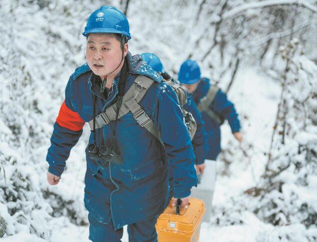 【國網(wǎng)楷?！恐芗t亮：巡行秦嶺深處 守護線路安全