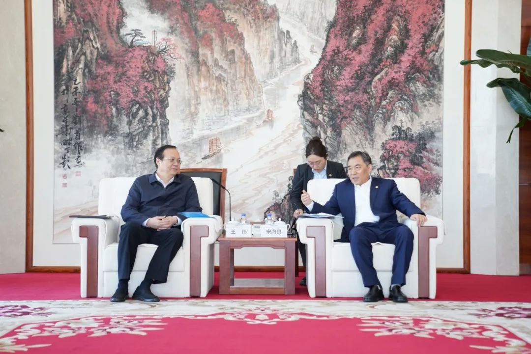 中國(guó)能建黨委書記、董事長(zhǎng)宋海良與歐洲自然科學(xué)院院士、中國(guó)發(fā)展研究院院長(zhǎng)王彤會(huì)談