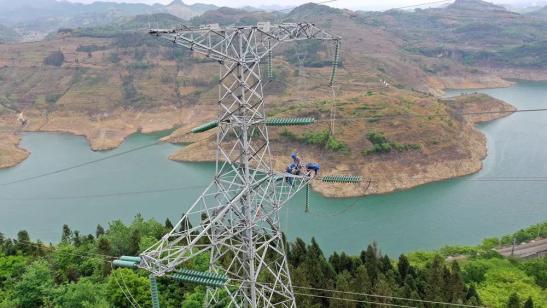 貴州興義供電局高空之上，用責(zé)任守護(hù)安全送去光明