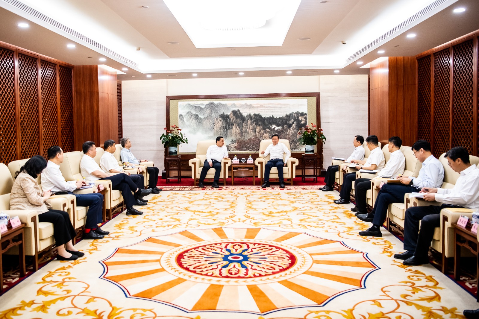 國家能源集團(tuán)公司總經(jīng)理、黨組副書記余兵會見鎮(zhèn)江市委書記馬明龍一行