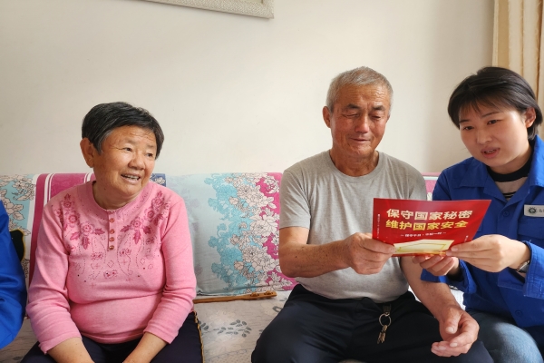 內(nèi)蒙古電力公司烏海千里山供電公司黨支部、工會、團支部（青工委）開展“蒙電愛心光明行”保密宣傳活動