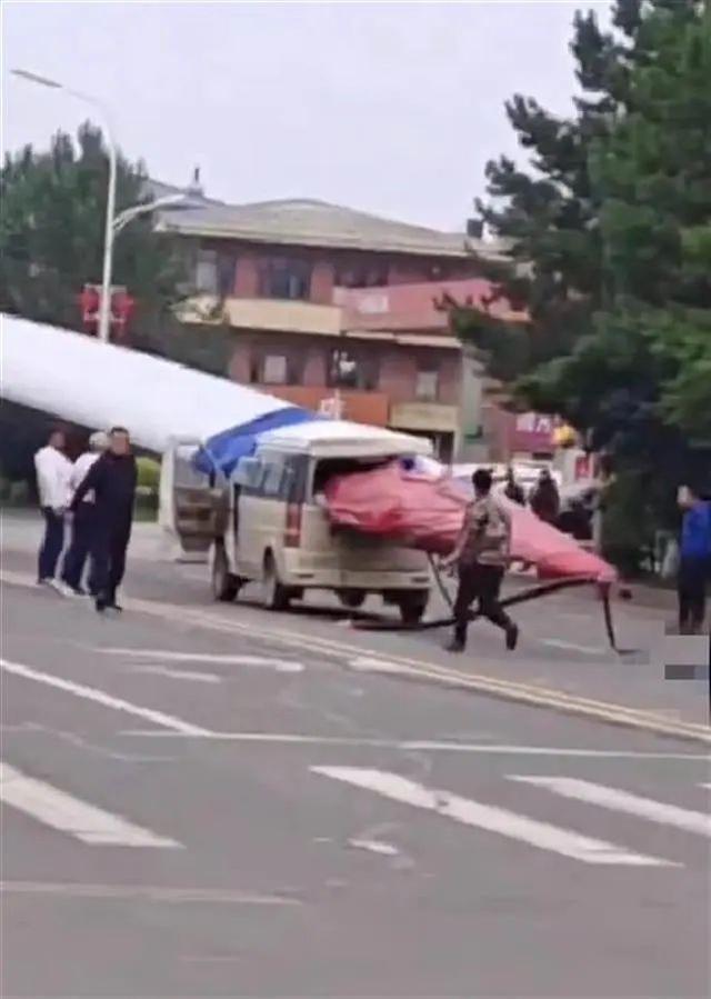 黑龍江一面包車被風電機葉片刺穿，知情人：車上載有7人