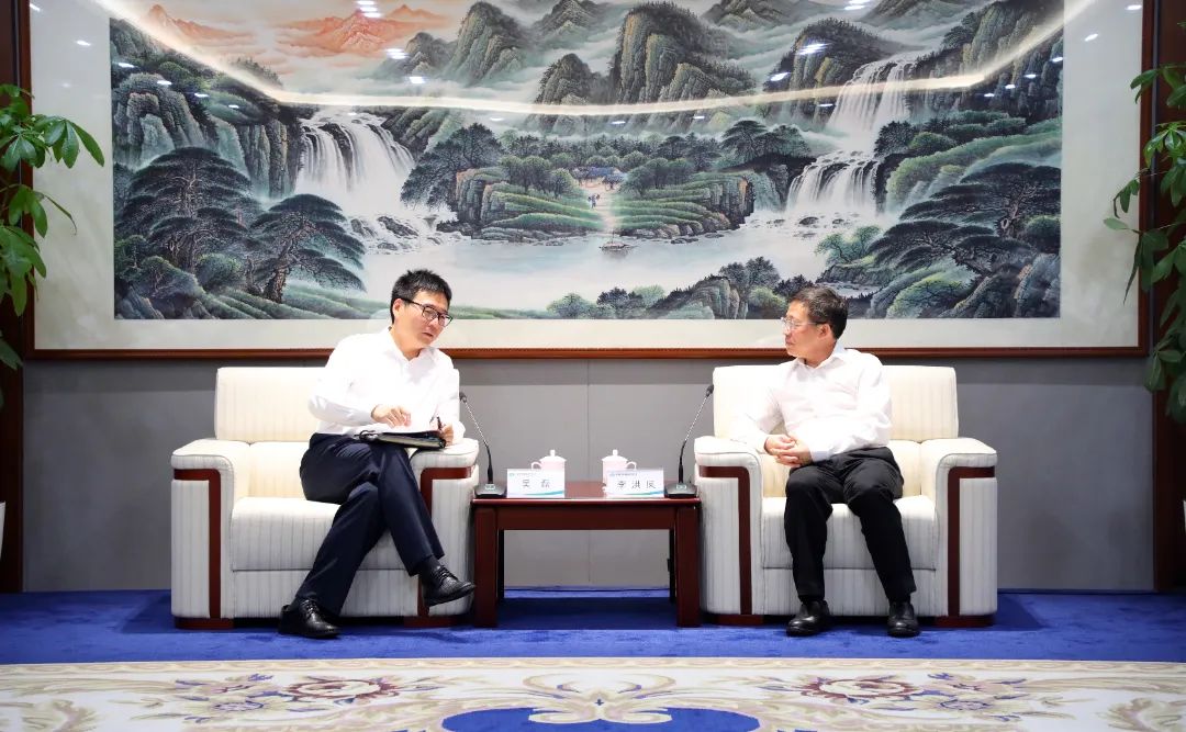 中國(guó)電氣裝備黨委書記、董事長(zhǎng)李洪鳳會(huì)見上海電氣集團(tuán)黨委書記、董事長(zhǎng)吳磊