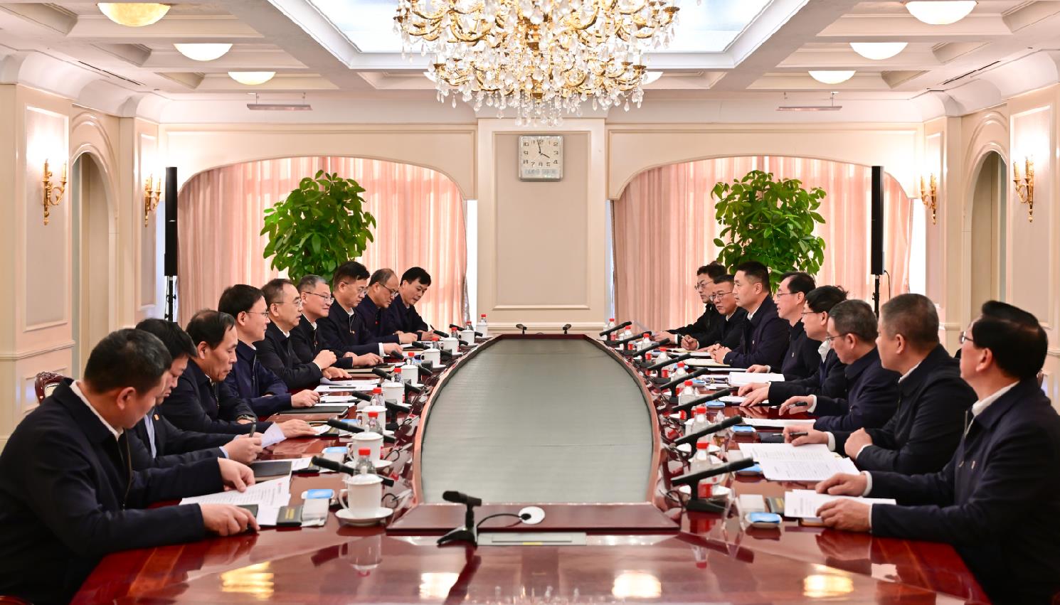 大唐集團(tuán)董事長鄒磊、總經(jīng)理張傳江與中國安能董事長陳奕輝、總經(jīng)理周慶豐會談
