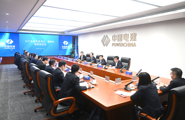 丁焰章與新任職子企業(yè)黨委書(shū)記、董事長(zhǎng)進(jìn)行集