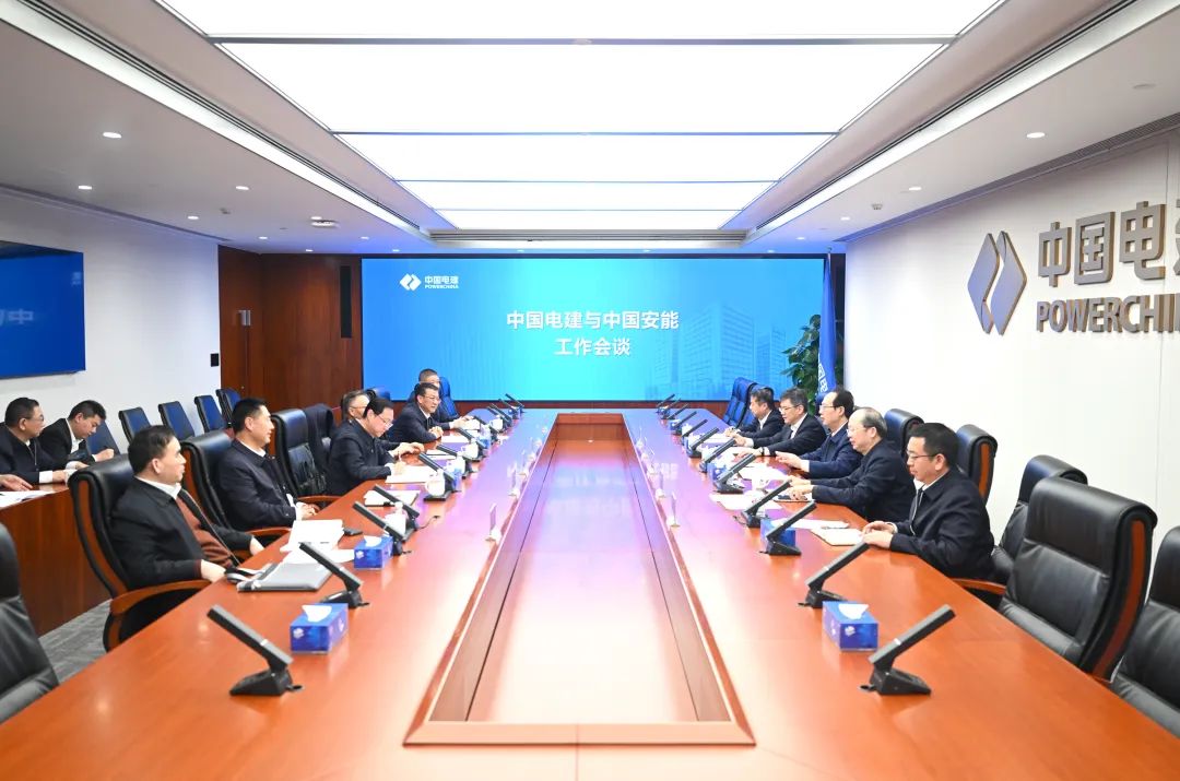 中國(guó)電建黨委書記、董事長(zhǎng)丁焰章與中國(guó)安能黨